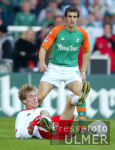 Fussball 1. Bundesliga: Bremen - Stuttgart, Zweikampf