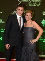 Fussball, 1. Bundesliga Saison 2012/2013: Sebastian Mielitz posiert mit Freundin Janina Wefer