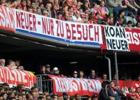 Fussball 1. Bundesliga : BAYERN FANS MIT einem Banner, NEUER  NUR ZU BESUCH, KOAN NEUER , Torwart Manuel Neuer (FC Schalke 04)