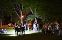 Tuebinger Nachtleben, Menschenansammlung im Bota (Alte Botanischen Garten) in der Nacht auf Sonntag