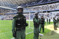 Fussball 2. Bundesliga:  Polizisten auf dem Rasen der Allianz Arena