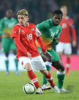 Fussball International:  Christoph Leitgeb (li, Oesterreich) gegen Christian N dri Koffi Romaric (Elfenbeinkueste)