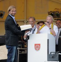 FUSBALL  Meistertrainer Klopp  (BVB Dortmund)  beim Empfang im Heimatort  Glatten