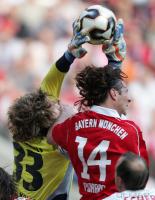 Fussball 1. Bundesliga: Koeln - Bayern, Zweikampf