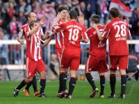 Fussball 1. Bundesliga : JUBEL nach dem TOR zum 1:0 mit  Philipp Lahm , Arjen Robben, Mario Gomez, Miroslav Klose (v. li., FC Bayern Muenchen)