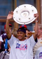 Fussball:  Paolo Sergio jubelt mit der Meisterschale