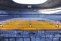 Fussball 1. Bundesliga : Waermelampen in der Allianz Arena zur Bestrahlung des Rasens