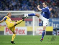 Fussball 1. Bundesliga: Schalke - Duisburg, Zweikampf