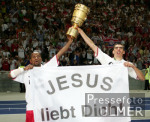 Fussball Pokal Finale: Schalke - Bayern, ROBERTO, LUCIO jubeln mit DFB Pokal