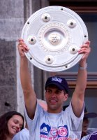 Fussball:  Jubel Markus Babbel mit Meisterschale