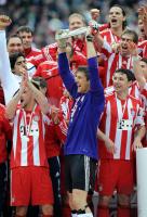 Fussball 1. Bundesliga: Jubel mit Meisterschale, Torwart Hans Joerg Butt (FCB)