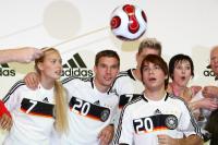 Fussball: DFB und Adidas praesentieren das EM Trikot
