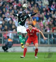 Fussball 1. Bundesliga : Martin Demichelis (re., FCB) gegen Didier Ya Konan (li., Hannover)