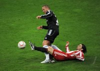 Fussball 1. Bundesliga : Julian Schieber (li, 1 FC Nuernberg) gegen Danijel Pranjic (re, FC Bayern Muenchen)