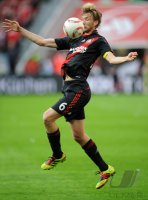 Fussball: 1. Bundesliga Saison 2010/2011: Leverkusen, ROLFES am Ball