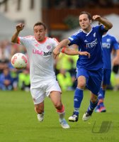 Fussball 1. Bundesliga :  Rafinha (li, FC Bayern Muenchen) gegen Thomass Bachinger (re, Ismaning)