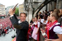 Fussball 1. Bundesliga  Meisterfeier FC Bayern Muenchen 14/15: Torwart Manuel Neuer mit Schale