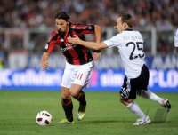 FUSSBALL SERIE A:  Zlatan Ibrahimovic (li, AC Mailand) gegen Steve von Bergen (re, Cesena)