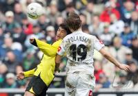 Fussball 1. Bundesliga: Moenchengladbach - Dortmund, Zweikampf