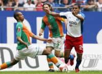 Fussball 1. Bundesliga: Hamburg - Bremen, Zweikampf