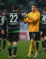 Fussball 1. Bundesliga : Sokratis Papastathopoulos und Torwart Sebastian Mielitz (v. li., SV Werder Bremen)