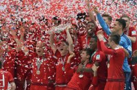 Fussball, 1. Bundesliga  Saison 13/14: Jubel FC Bayern Muenchen mit Schale