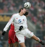 Fussball 1. Bundesliga: Koeln - Stuttgart, Zweikampf