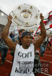 FUSSBALL  1. Liga  FC Bayern  JUBEL  Ze Roberto Meisterschale