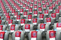 Fussball 1. Bundesliga : Stuehle mit FCB Schal in der Arena