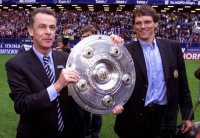 Fussball  1. Bundesliga  2000/2001:  Trainer Hitzfeld (FC Bayern Muenchen) mit Meisterschale