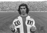 Fussball Mueller (FC Bayern) mit Schild "100"