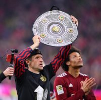 Fussball 1. Bundesliga Saison 21/22: JUBEL FC Bayern Muenchen feiert die 32. Meisterschaft