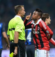 FUSSBALL International Serie A 2012/2013: Robinho (AC Mailand) und Schiedsrichter Valeri