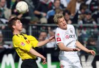 Fussball 1. Bundesliga: Moenchengladbach - Dortmund, Zweikampf