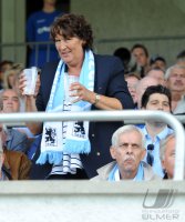 U19 Fussball Bundesliga :  1860 Muenchen Praesidenten Dieter Schneider mit seiner Frau Gipsy