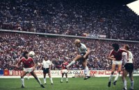 Fussball  WM 1982: Rummenigge, Valenzuela