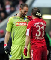 Fussball 1. Bundesliga : Tom Starke (li, TSG 1899 Hoffenheim) umarmt Bastian Schweinsteiger (re, FC Bayern Muenchen)