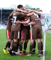2. Fussball Bundesliga: Pauli Jubeltraube mit Fabian Boll, Bastian Oczipka, Marius Ebbers (v.li., Pauli)