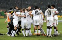 Fussball DFB Pokal 11/12 :  JUBEL nach dem Sieg DAS Team von Borussia Moenchengladbach Arm in Arm