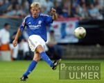 Liga-Pokal: Schalke 04 - Leverkusen, POULSEN am Ball