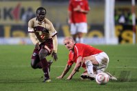 1. Fussball Bundesliga: Miroslav Karhan (li, 1. FSV Mainz 05) gegen Didier Ya Konan (re,Hannover 96)