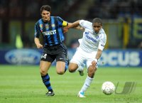 FUSSBALL CHL  Saison 10/11:  Javier Zanetti (li, Inter Mailand) gegen Jefferson Farfan (re, FC Schalke 04)