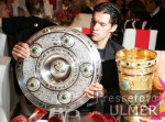 Bankett FCB, BALLACK mit Schale und Pokal