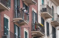 Corona Krise in Rom: Bewohner klatschen fuer Rettungskraefte