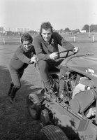 Fussball 1. Bundesliga Saison 1969/1970: Mueller, Beckenbauer auf Traktor