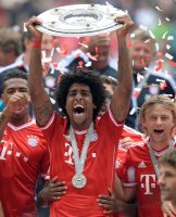 Fussball 1. Bundesliga  Saison  2012/2013: Dante (FC Bayern Muenchen) mit Schale