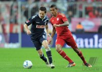 Fussball 1. Bundesliga, Saison 2011/2012: Sascha Riether (li, 1. FC Koeln) gegen Luiz Gustavo (FC Bayern Muenchen)