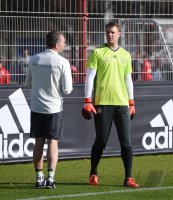 Fussball Training Deutsche Nationalmannschaft: Torwarttrainer Andreas Koepke und Torwart Manuel Neuer (beide, Deutschland))