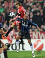 Fussball CHL  Saison 2010/2011: Holger Badstuber (li, FC Bayern Muenchen) gegen Maicon (re, Inter Mailand)