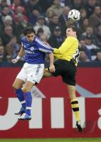 Fussball 1. Bundesliga: Schalke - Dortmund, Zweikampf